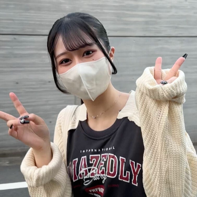 今回ストリートスナップに協力してくれたのは、春らしいヘソ出しコーデが素敵なYUIちゃん😎