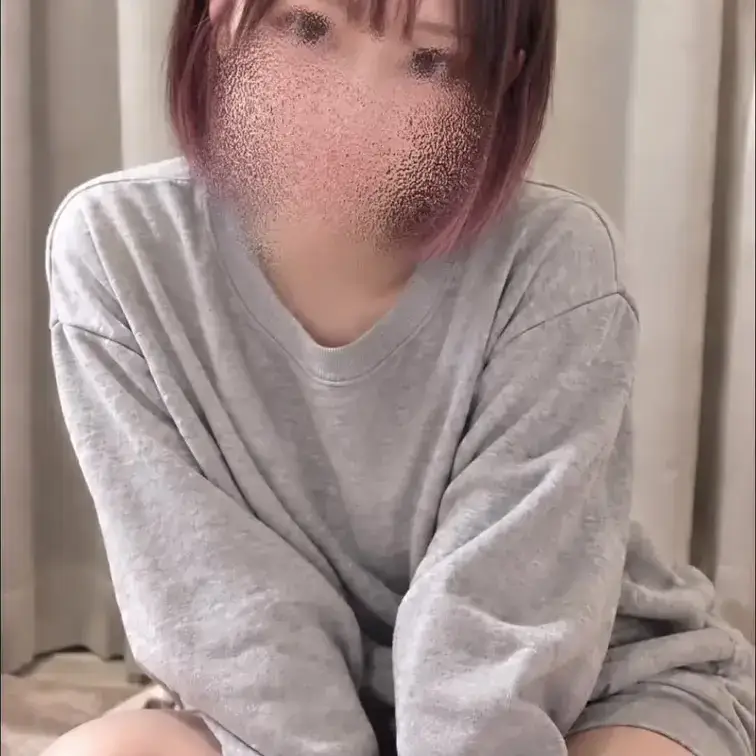 この日は予定が合わず会えなかったので、朝から通話でオナニーさせました。最初は「え、通話で…？」と恥ずかしがっていた彼女。でも、いつも使っているお気に入りのおもちゃを手に取ってオナニーを始めると、あっという間にスイッチON。声を抑えきれず身体を震わせて、本気のオナニーを見せてくれました。 – DKS4世の裏垢活動