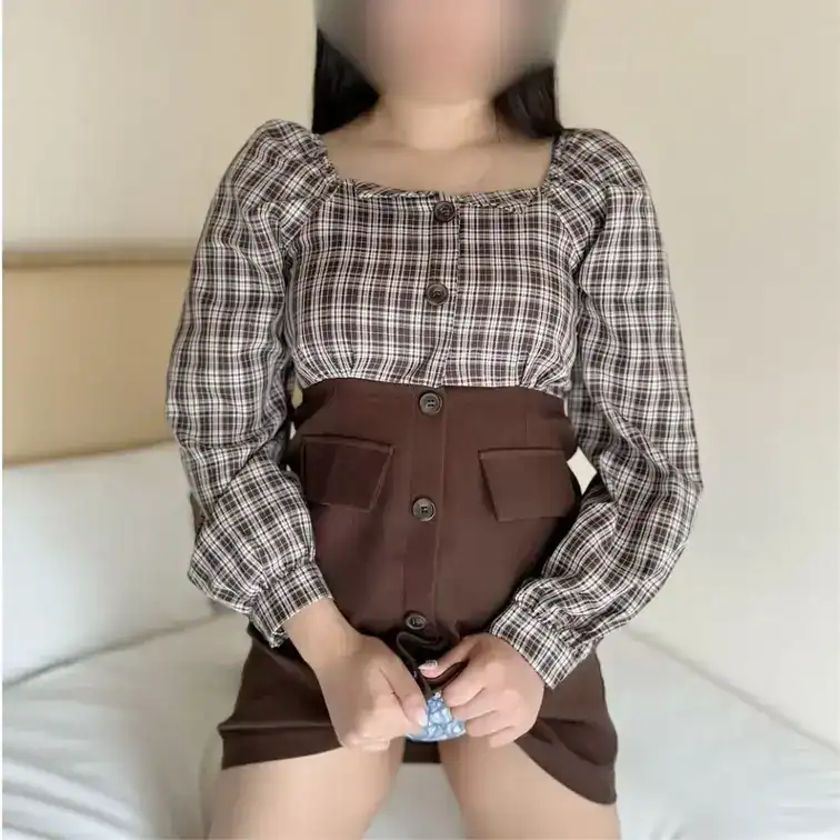 公○員のえっちなアルバイト！ 制服コスで中出しハメ撮り！そらちゃん20歳 今回遊びに来てくれたのはお堅い仕事してる 公○員のそらちゃん（20歳）です 実は自分の国○○金の支払いをしていないのが上司にバレて怒られてしまったので自分で稼いで納めなきゃっていう理由で応募してきたちょっと世間知らずな子です。 擦れた感じのない子で若さもあるので王道の制服を着せて風俗業界の基本から提案してみました！ わからな – えっちなバイト