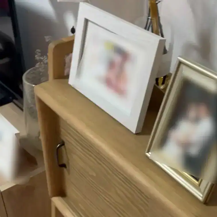 大学時代のセフレが結婚したので、久しぶりに家に男友達と一緒に遊びに行ってきた。娘も産まれて、すっかりママになってた。旦那さんとの写真、結婚式の写真、娘の写真、お子さんのおもちゃ。幸せいっぱいの部屋での中出しセックスは背徳感でいっぱいでした。 – 樹のNTR日記