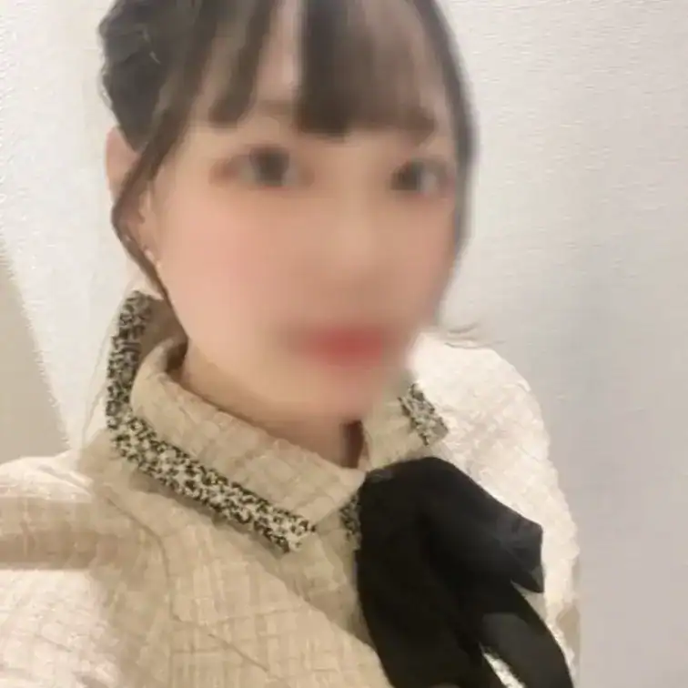 この動画では、日常の中で見せる自然な表情や仕草を中心に撮影しました。リアルな雰囲気を楽しめる短編動画となっています。