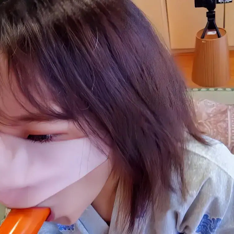 「ゆう」のソーセージ舐め動画です😋